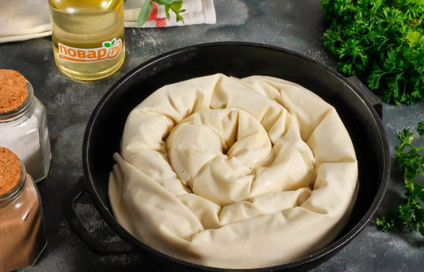 1. Этап. Пирог с мясом из теста Фило: Смажьте форму растительным маслом, выложите в нее приготовленные рулетики, скручивая их по спирали.