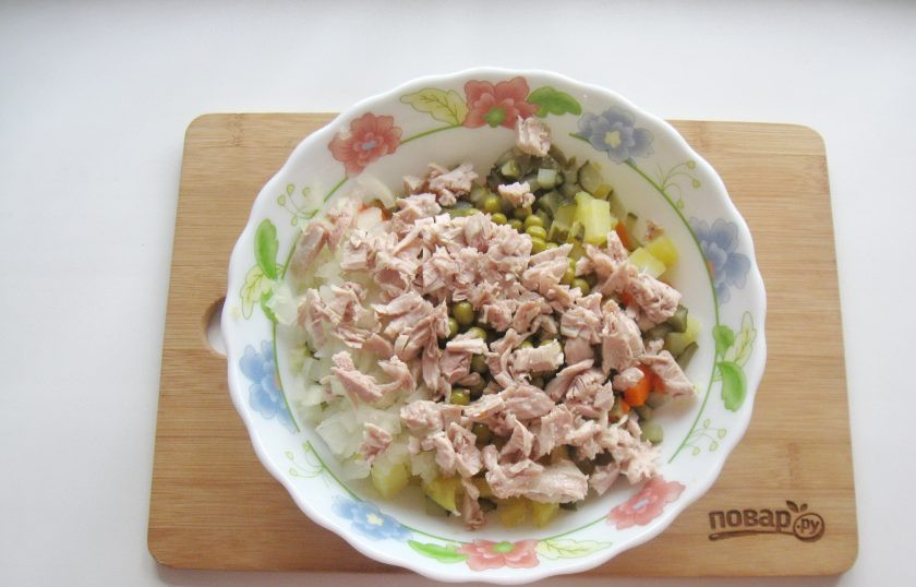 1. Этап. Оливье с курицей и яблоком: Отварную курицу нарежьте и выложите в салат.