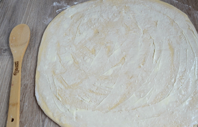 1. Этап. Булочки Синнабон (правильный рецепт 100%): Смажьте тонким слоем размягченного сливочного масла.