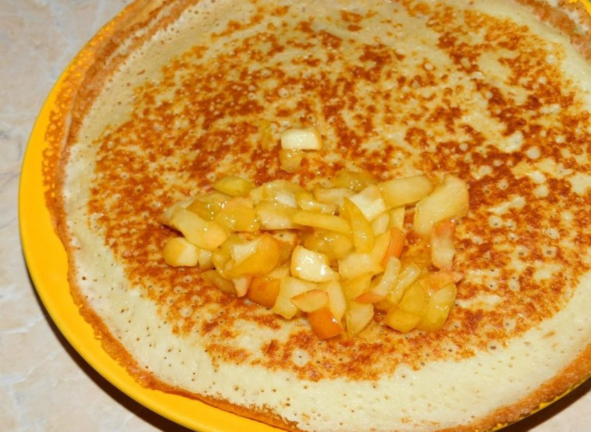 1. Этап. Творожные блины с карамельными яблоками: Начинку немного остудите, выложите на блины и заверните.