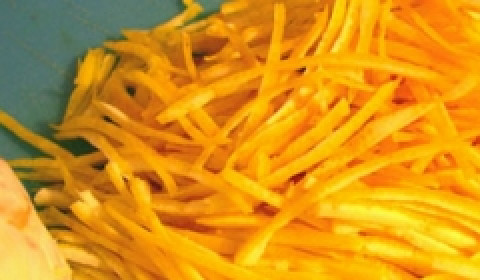 1. Этап. Варенье из грейпфрута: Снять цедру с одного апельсина, порезать соломкой.