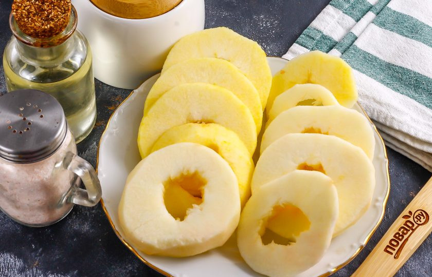 1. Этап. Жареные яблочные кольца: Затем нарежьте фрукты кольцами толщиной не менее 1 см. и обсушите нарезку с помощью бумажной салфетки или полотенца. Если нарезка выделит сок, то к ней не пристанет кляр.