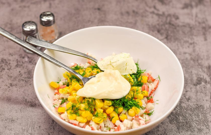 1. Этап. Закуска на чипсах на праздничный стол: Заправьте ингредиенты майонезом и творожным сыром, соль и перец добавьте по вкусу.