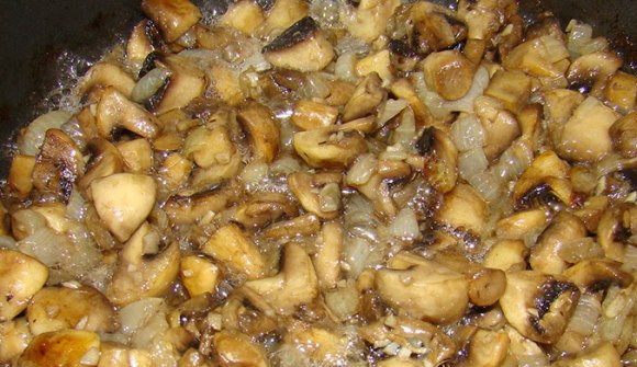 1. Этап. Лаваш с грибами и сыром: Грибы и лук чистим, моем и мелко нарезаем. Обжариваем на растительном масле до готовности. Солим и перчим по вкусу.