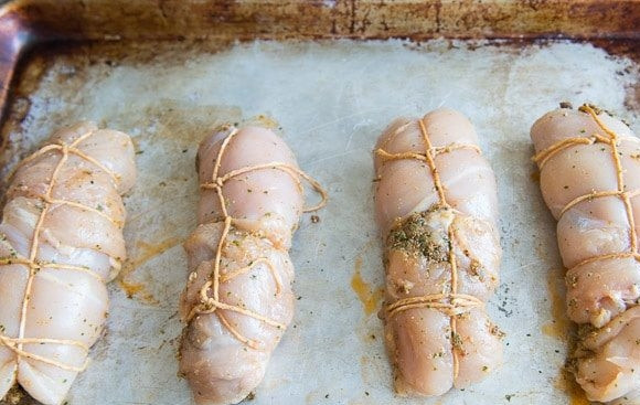 1. Этап. Куриный рулет с начинкой из Песто: 5. Запекайте курицу в течение 25 минут в духовке при 180 градусах.