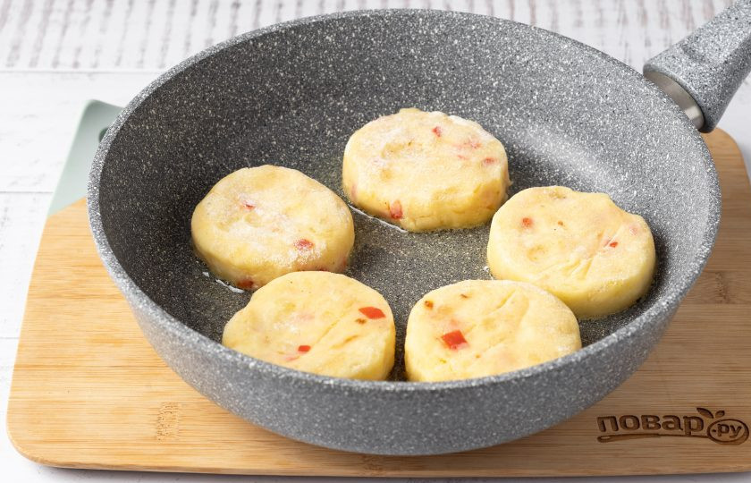 1. Этап. Котлеты из картофеля с перцем: Сформируйте из получившейся массы котлетки, слегка обваляйте их в муке. Обжарьте котлеты в сковороде до золотистого цвета с двух сторон. Потребуется примерно по 4-5 минут на каждую сторону.