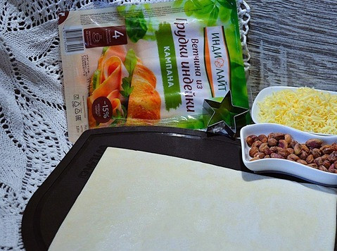 1. Этап. Слойки Ёлочки: Нам потребуется совсем немного, наверняка, в канун новогодних праздников, Вы запаслись слоёным тестом, сыром, орехами и мясной нарезкой. Приступаем. Включить духовку на разогрев.