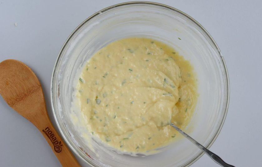 1. Этап. Сырная выпечка: Перемешайте хорошо, тесто готово, оно не жидкое, но и не густое, я бы сказала в меру вязкое, ленивое.