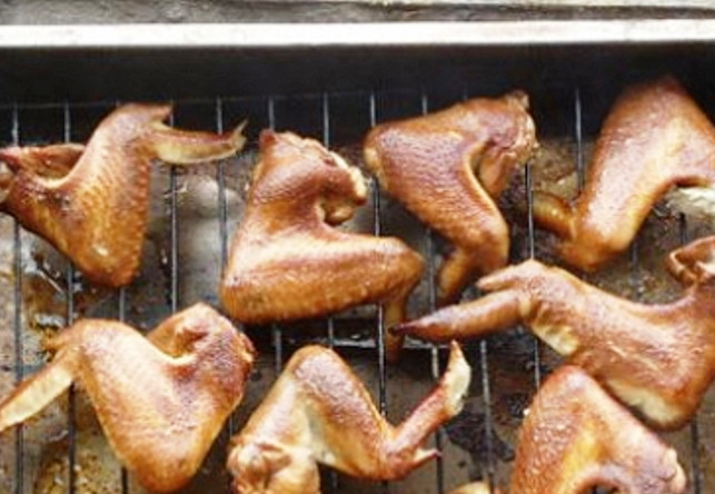 1. Этап. Крылышки в коптильне: Коптите крылышки в течение 30 минут. После этого готовое блюдо можно сразу подавать на стол.