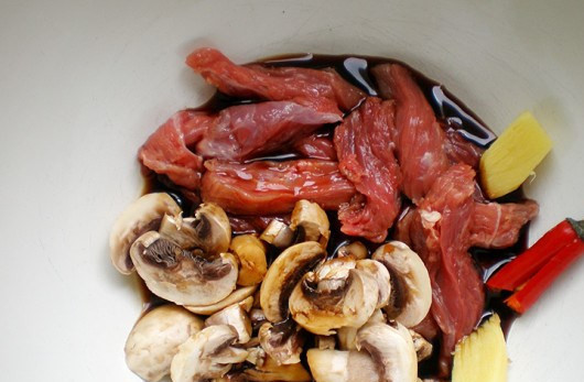 1. Этап. Лапша удон с говядиной: 1. Сначала надо замариновать мясо. Говядину режем тонкими полосочками, и помещаем вместе с измельченным перцем чили, имбирем и грибами в соевый соус. Чем дольше будет мариноваться - тем лучше.