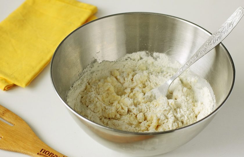 1. Этап. Лимонное печенье на кефире: Перемешайте и частями введите муку.