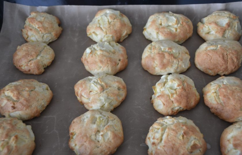 1. Этап. Итальянское яблочное печенье: Выпекайте печенье в духовке 20 минут при температуре 170-180 градусов.