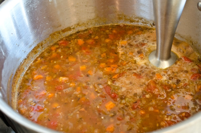 1. Этап. Мясной суп-пюре: Варите супчик на среднем огне около 40 минут, затем достаньте лаврушку и измельчите суп в пюре блендером.