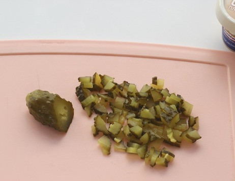 1. Этап. Рыбный паштет: Мелко нарежьте соленый огурец.