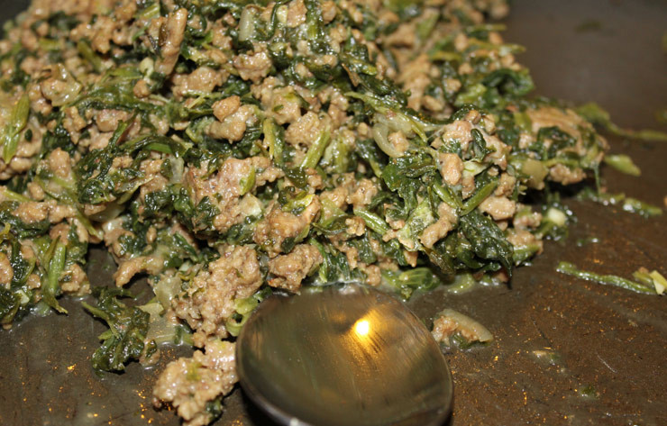 1. Этап. Каннеллони в томатном соусе: 2. На отдельную сковороду налить немного масла и разогреть его. Выложить фарш и шпинат. Посолить и поперчить по вкусу и жарить почти до готовности. Рецепт приготовления каннеллони в томатном соусе можно использовать и для другой начинки - овощной или сырной, например. Готовый фарш снять с огня и остудить.