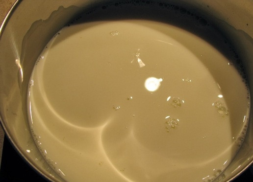 1. Этап. Рецепт домашнего сыра из молока и творога: Молоко необходимо довести до кипения на маленьком огне.