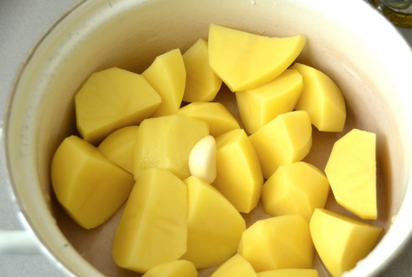 1. Этап. Шепардский пирог: Очистите картофель, порежьте на крупные дольки и отварите до готовности с зубчиком чеснока, посолите.