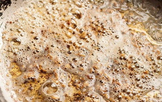 1. Этап. Рецепт пасты с курицей: 2. Сковороду верните на огонь, добавьте измельченный чеснок, обжаривайте 1 минуту.