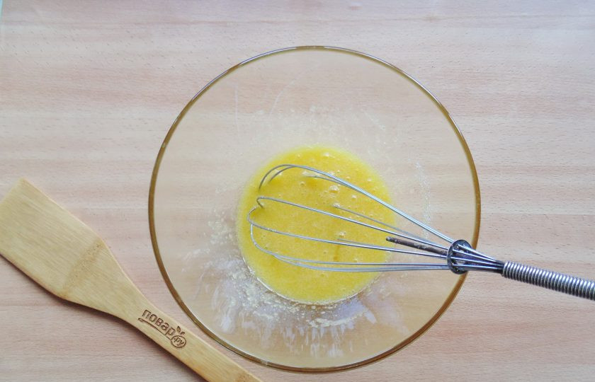 1. Этап. Простой ягодный пирог: Тщательно перемешайте яйца с сахаром.