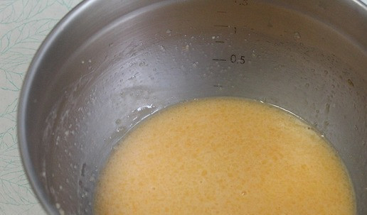 1. Этап. Яблочный пирог Хмельной: Для заливки все хорошо перемешать венчиком.