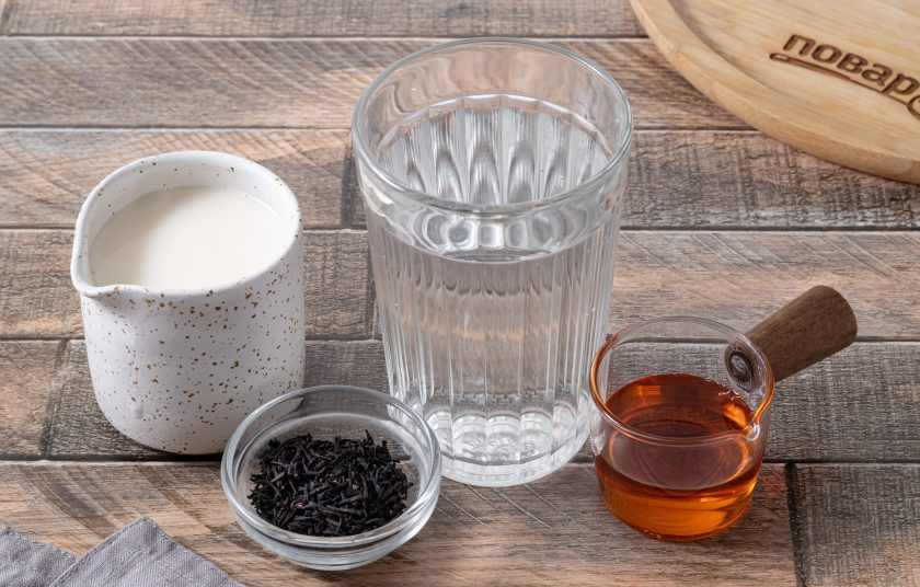 1. Этап. Чай с молоком и медом: Подготовьте все ингредиенты.