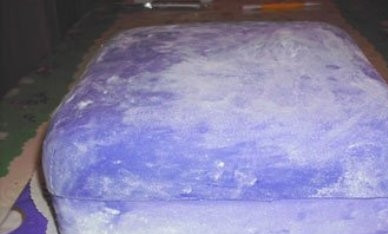 1. Этап. Торт Подарок: Из мастики другого цвета или тоном потемнее делаем крышку для подарка и покрываем торт сверху. Не забываем аккуратно приглаживать сухими руками.