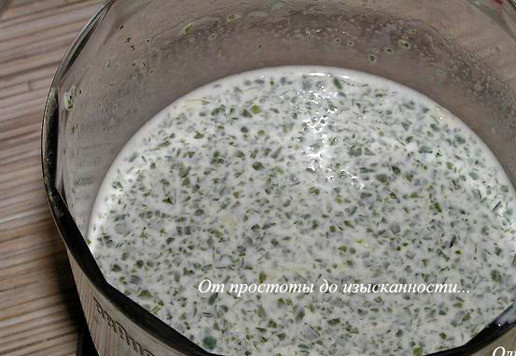 1. Этап. Мятное бланманже с вишневым конфитюром: Взбейте до измельчения мяты, добавьте лимонный сок, перемешайте.