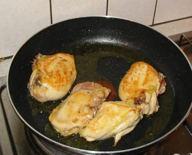 1. Этап. Традиционная испанская паэлья: 1. Влить оливковое масло в сковородку и нагреть на среднем огне. Положить половину нарезанного кубиками куриного мяса в сковородку и жарить пока мясо слегка не зарумянится со всех сторон. Положить обжаренную курицу на тарелку и подрумянить оставшуюся курицу таким же способом. Убрать кусочки курицы со сковородки. Оставить оливковое масло в сковородке. Слегка поджарить бекон в сковородке. Нарезать его мелко. Оставить оливковое масло в сковородке.