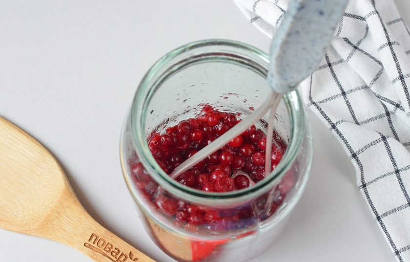 1. Этап. Клюковка: В литровую банку выложите ягоды, толкушкой раздавите большую часть.