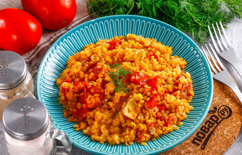 1. Этап. Чечевица с вялеными помидорами: Выложите чечевицу с томатами на тарелку и подайте к столу горячей, украсив свежей зеленью.