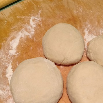 1. Этап. Вареники с мясом и картофелем: Разделить тесто на 4 части. 1 часть оставить на доске, остальное убрать под пленку, чтобы не заветрилось.