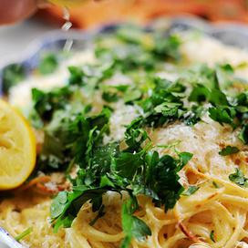 1. Этап. Запеченные макароны с лимоном: На горячую пасту покрошить тертый сыр и зелень.