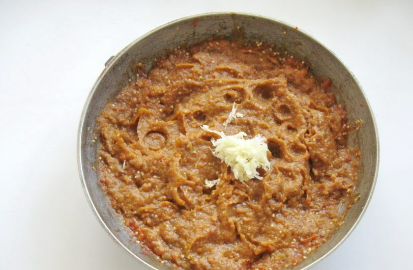 1. Этап. Икра из баклажанов с шампиньонами: Чеснок измельчите и добавьте в икру. Перемешайте.