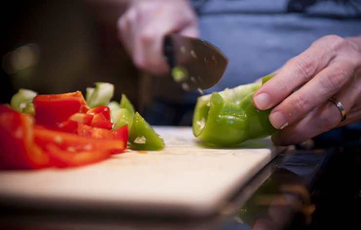 1. Этап. Курица по-римски: Болгарские перцы разрезаем вдоль на несколько частей, очищаем их от семян и прожилок.