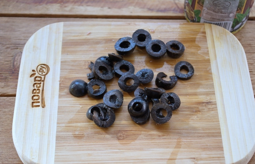 1. Этап. Салат с ветчиной Пятерка: Маслины нарезать кружочками.