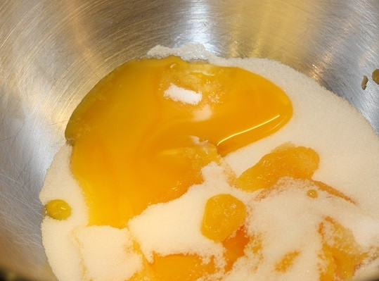 1. Этап. Пирог с медом простой: 2. Аккуратно отделите желтки, соедините их с сахаром. Взбейте всё до однородности, а после добавьте растительное масло и мед. Еще раз как следует перемешайте, чтобы масса стала однородной. Если мед засахаренный, чуть растопите его на водяной бане.