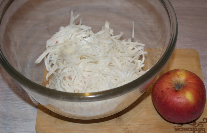 1. Этап. Салат из редьки: 3. Яблоко сладкое нужно вымыть. Если шкурка у яблока жесткая, снимите ее.
