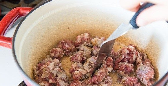 1. Этап. Суп-лазанья: 2. В кастрюле разогрейте масло. Выложите туда фарш.