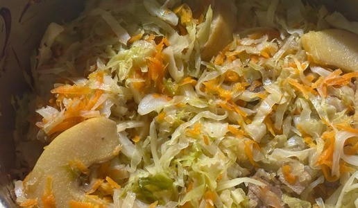 1. Этап. Утиная грудка в капусте: Кастрюлю на плиту. Нагрев «выше среднего». Дождался пока зашкворчит, содержимое начнет паром исходить. И через три минуты, как процесс пойдет, аккуратно пере…, не мешал, а ворошил. Нагрев убавил.