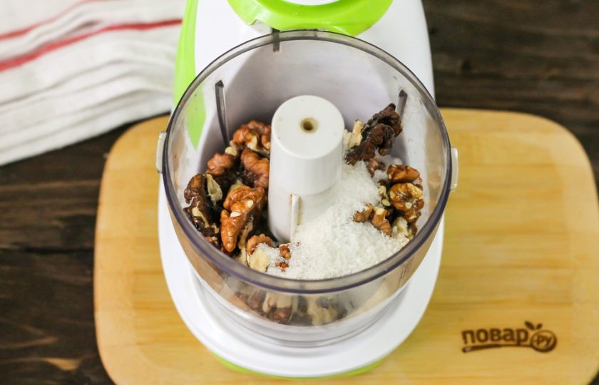 1. Этап. Печенье с грецкими орехами: В это время ядра грецких орехов высыпьте в чашу измельчителя.