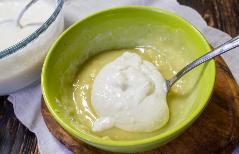 1. Этап. Рулет Рафаэлло: В шоколад влейте сливки и перемешайте.