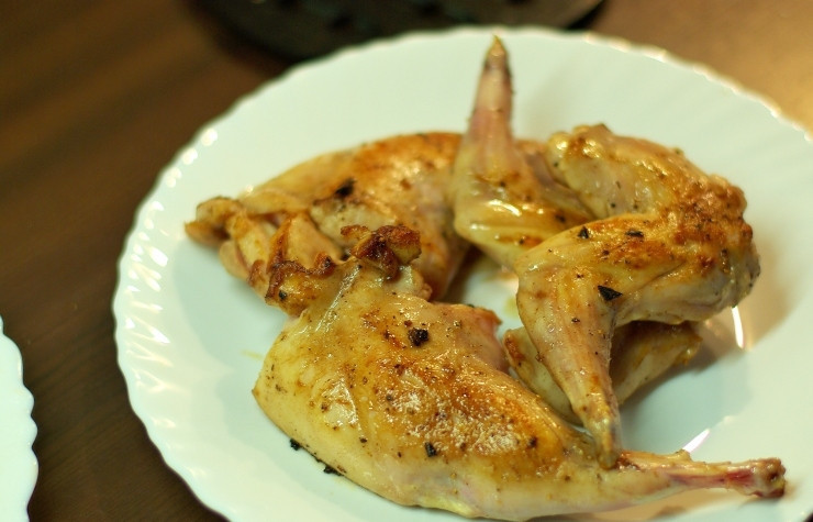 1. Этап. Тушеные ножки кролика: Обжаренные кусочки выкладываем на тарелочку.