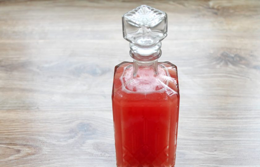 1. Этап. Настойка на арбузе: Профильтруйте настойку через несколько слоев марли, но не отжимайте. Перелейте в бутылки, плотно закройте и поставьте в холод на 3 дня.