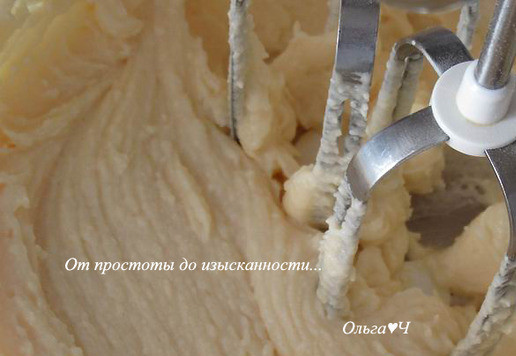 1. Этап. Творожно-шоколадный кекс с алычой: Взбейте до однородности.