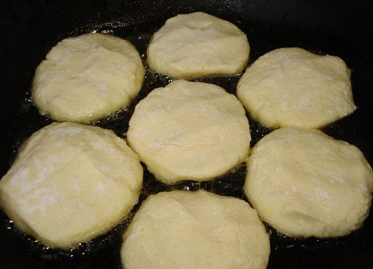 1. Этап. Творожники: 3. Влажными руками сформируйте небольшие лепешки и обваляйте их в муке. Выложите творожники на сковороду с разогретым растительным и сливочным маслом, и жарьте на среднем огне до румяности.