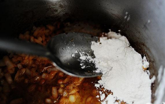 1. Этап. Индийский куриный суп: 2. В ту же сковороду добавить сливочное масло и уменьшить огонь до среднего. Добавить нарезанные лук и чеснок и перемешать. Готовить до легкого коричневого цвета. Насыпать муку над луком. Перемешать, затем добавить порошок карри. Готовить на среднем огне 1 минуту, постоянно помешивая.