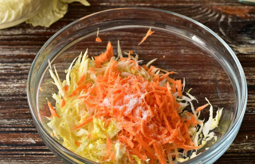 1. Этап. Капуста без сахара на зиму: Добавьте соль.