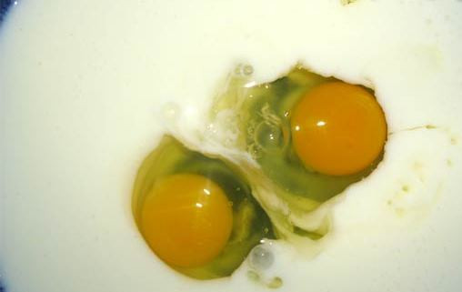 1. Этап. Пирожковое тесто за 5 минут: 2. Когда появится шапочка, - перемешаем. Вбиваем два яйца. Мешаем до однородности.