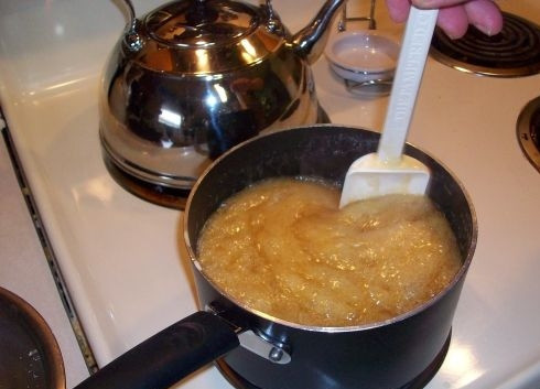 1. Этап. Яблочный пирог в карамельном соусе: В сотейнике растопите масло, всыпьте муку и немного ее подрумяньте. Добавьте сахар (белый и коричневый), влейте воду. Доведите до кипения и, постоянно помешивая, варите карамель 5 минут. Карамель готова!