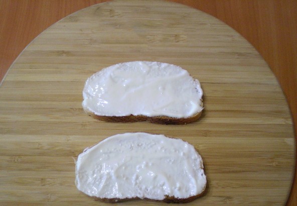 1. Stage. Sandwiches with cheese and tomatoes: Grease the bread with sour cream, you can also use mayonnaise. Salt the sour cream on top and sprinkle with your favorite spices.